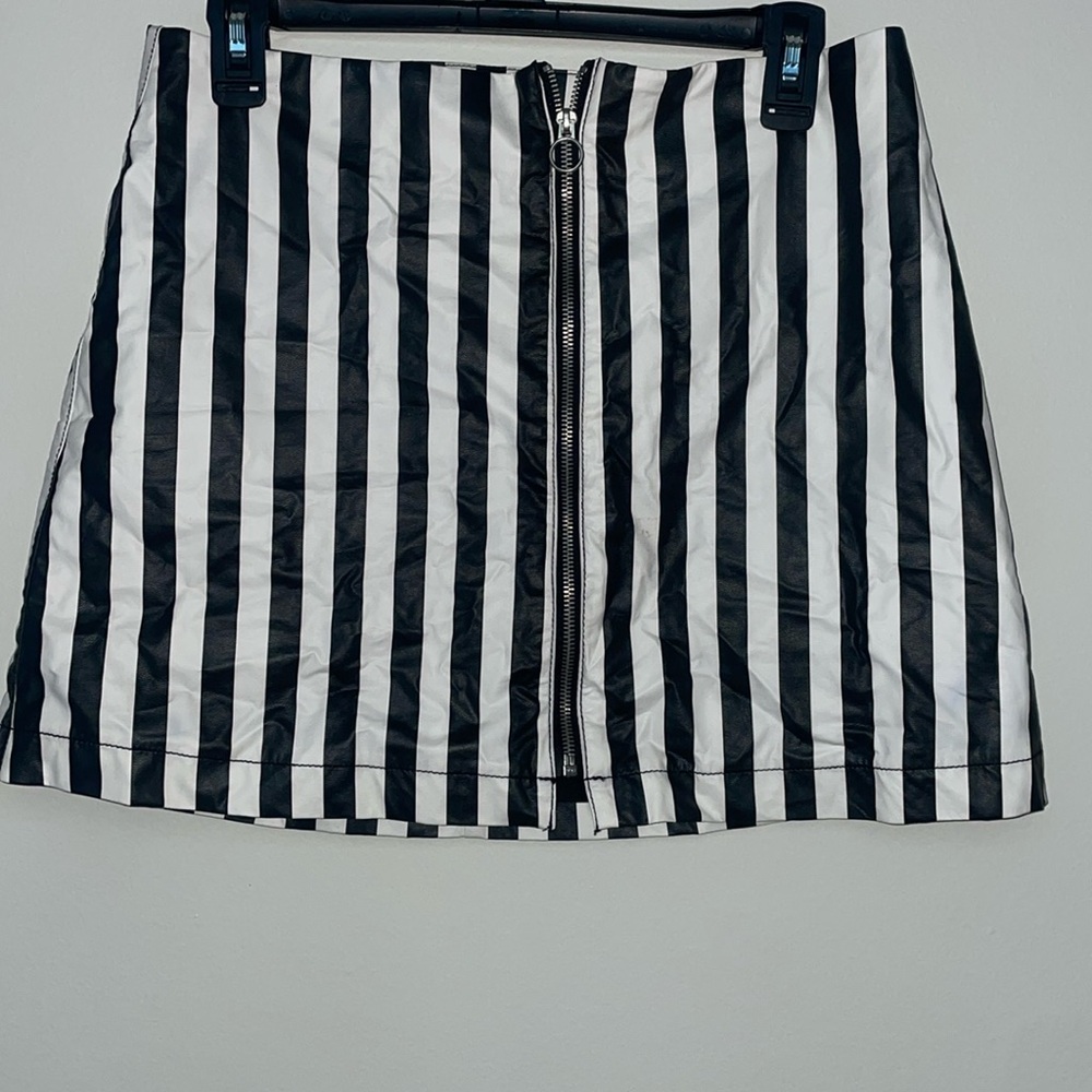 Black and White mini skirt!!!